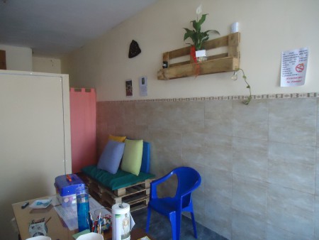 Reciclado de palets en el sillón y el estante.